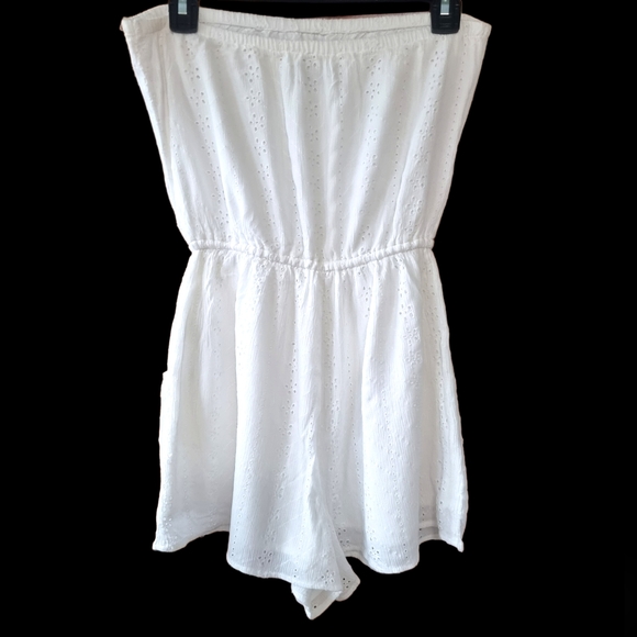 🌟3/$40 Sale!Mix & Match🌟Hollister White Eyelet Strapless Romper - Picture 2 of 12